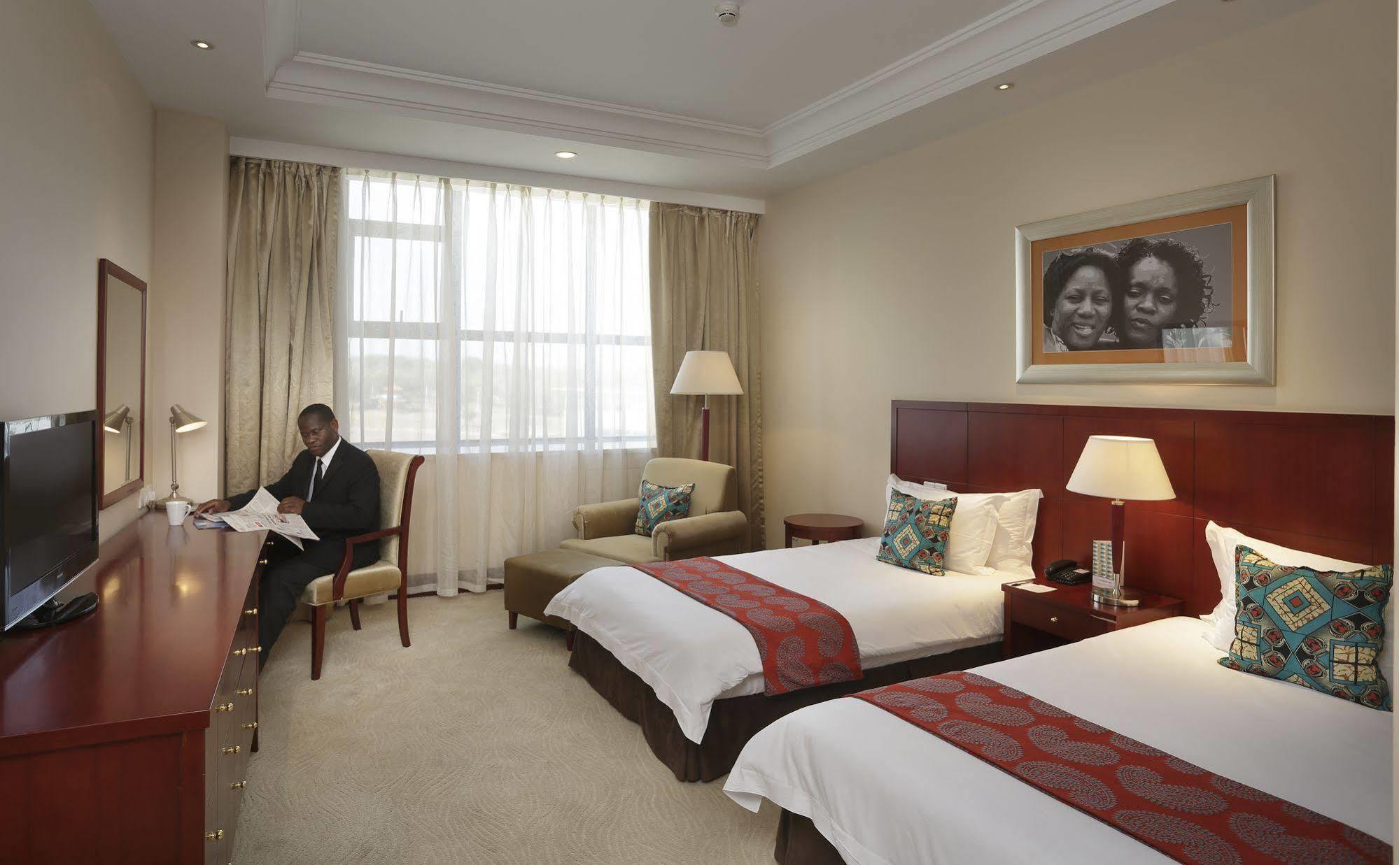 President Hotel At Umodzi Park Лилонгве Екстериор снимка