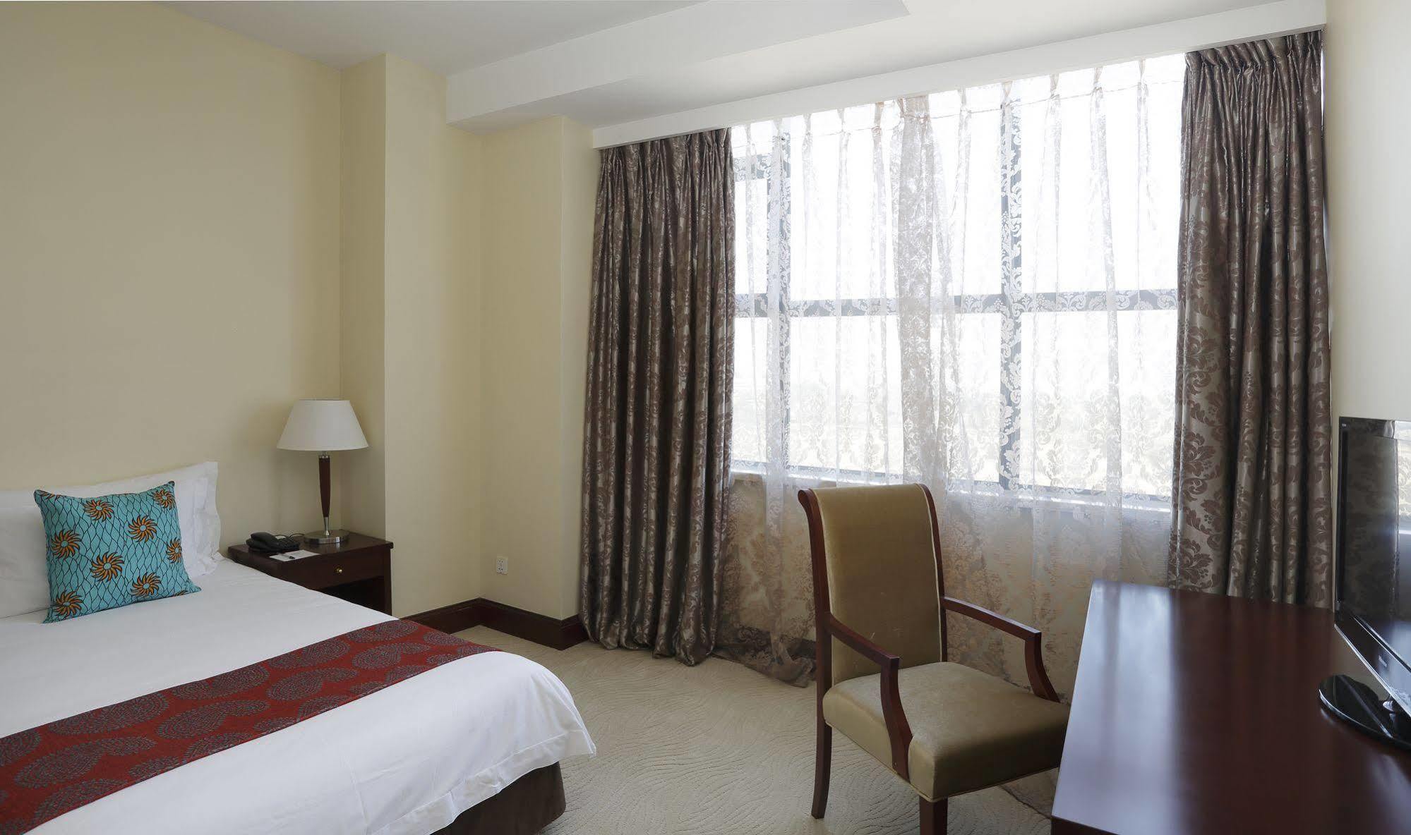 President Hotel At Umodzi Park Лилонгве Екстериор снимка