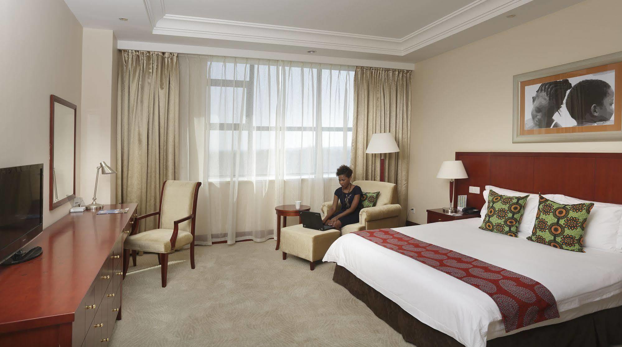 President Hotel At Umodzi Park Лилонгве Екстериор снимка