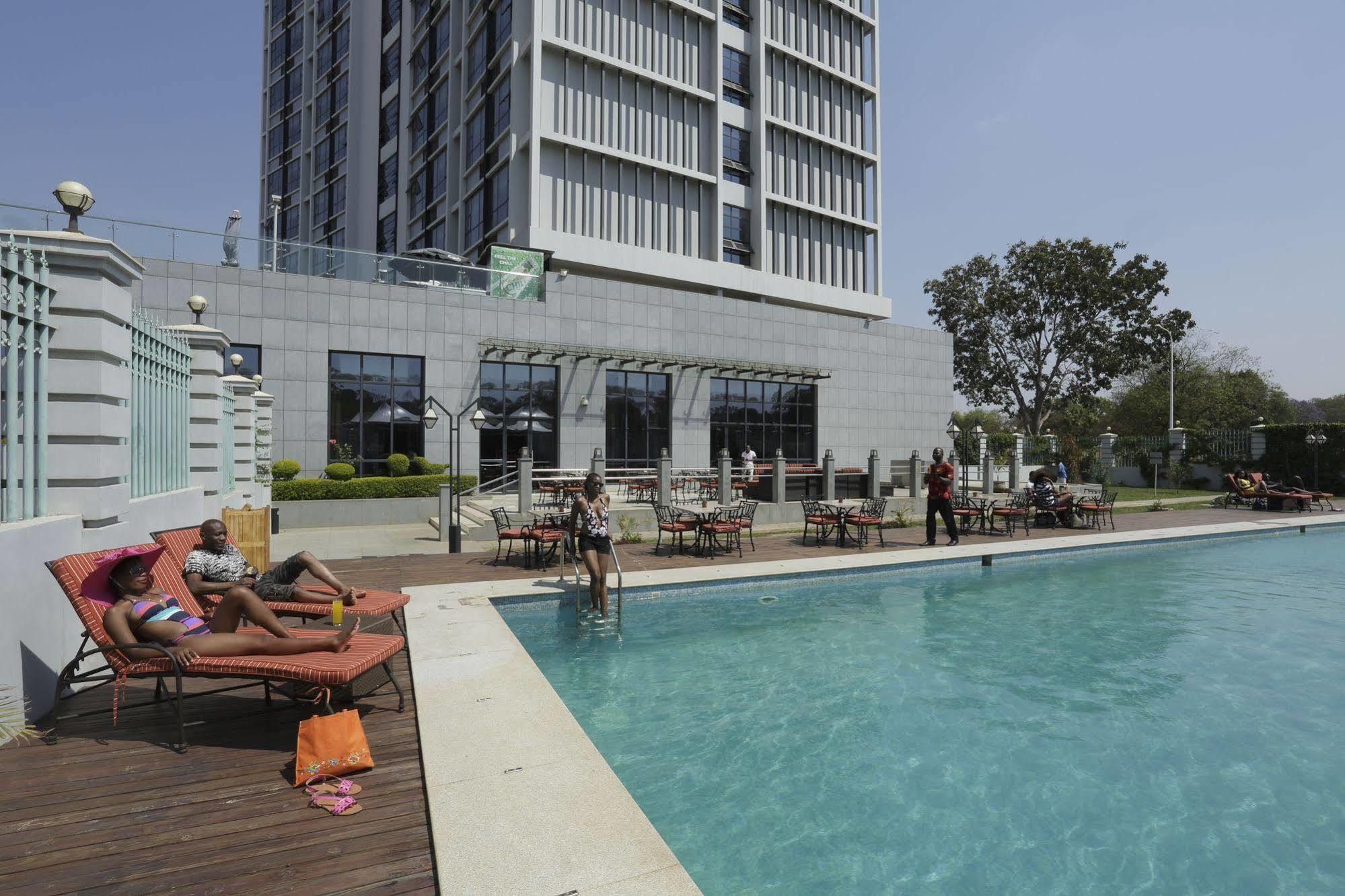 President Hotel At Umodzi Park Лилонгве Екстериор снимка