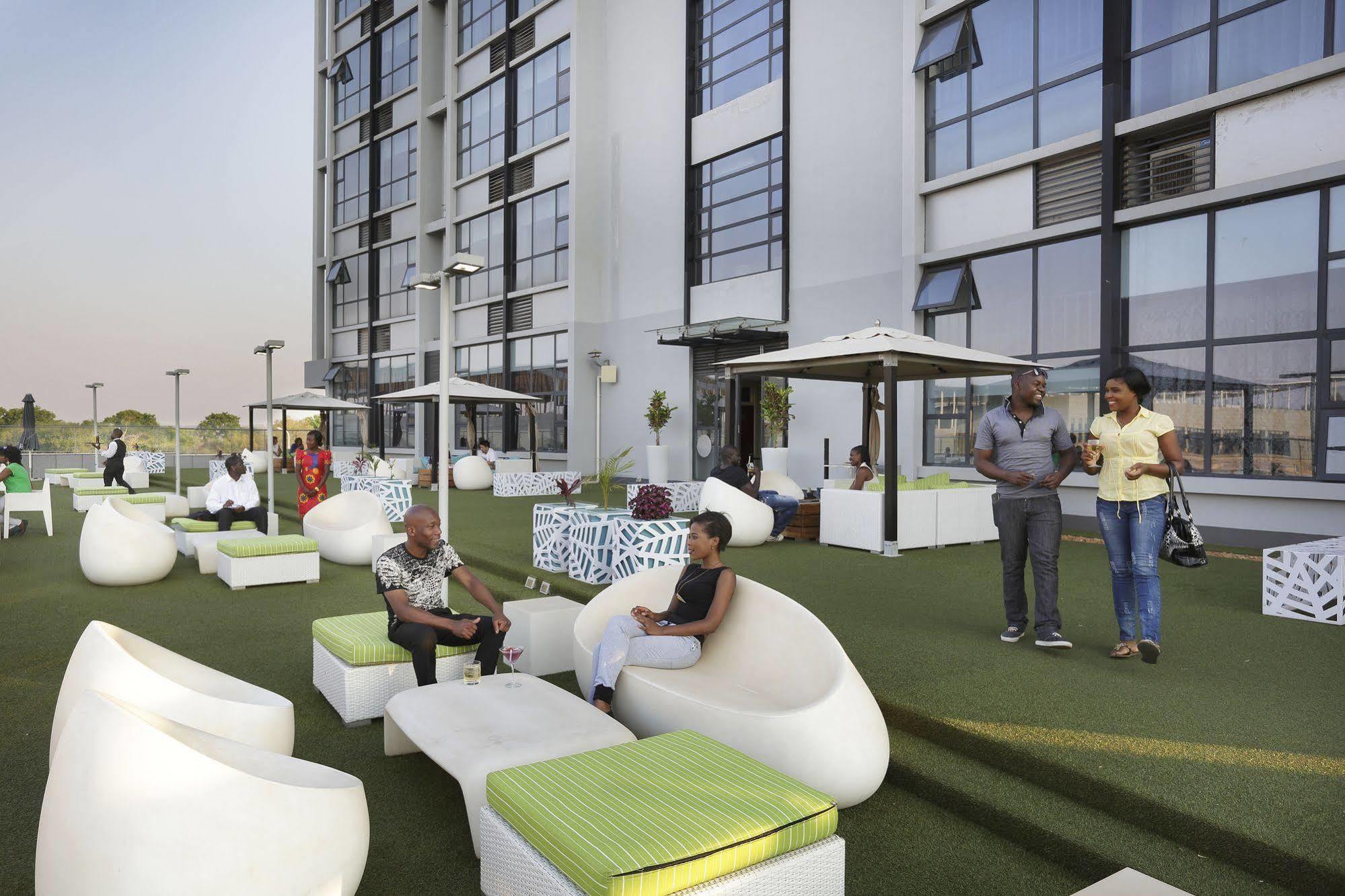 President Hotel At Umodzi Park Лилонгве Екстериор снимка